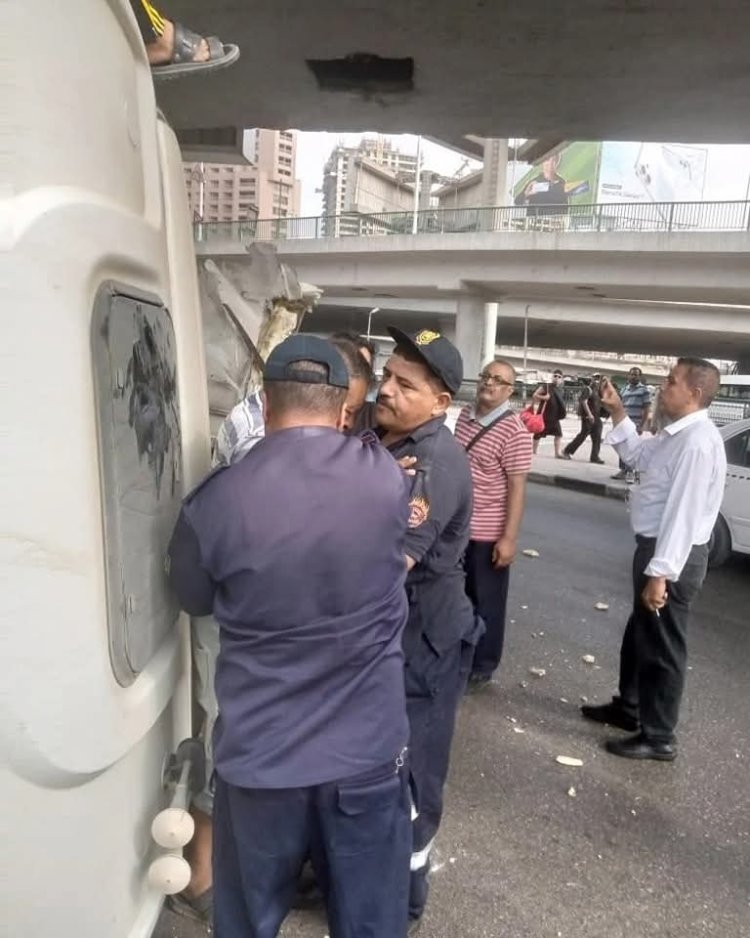 إنقلاب سيارة  سيارة نقل بميدان عبدالمنعم رياض