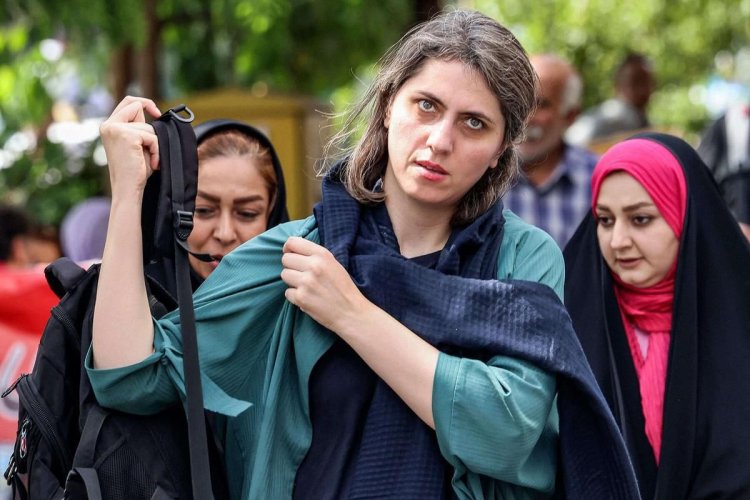 بعد إلغاء إلزاميته التي استمرت 45 عامًا.. سيدات يخلعن الحجاب لأول مرة في شوارع إيران