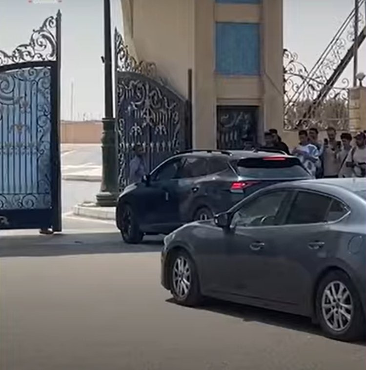 وصول جثمان مدير التصوير تيمور تيمور إلى مسجد المشير تمهيدا لصلاة الجنازة عليه