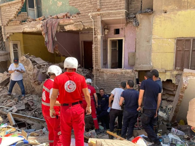 انتشال جثمان سيدة وأخرى مصابة من أسفل العقارات المنهارة بمنطقة حدائق القبة