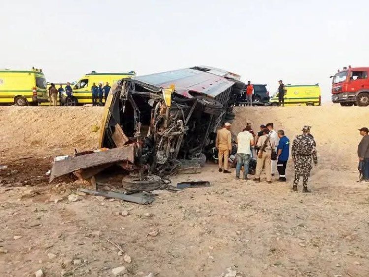 مصرع شخصين وإصابة 30 آخرين في انقلاب أتوبيس على الطريق الصحراوي بأسيوط