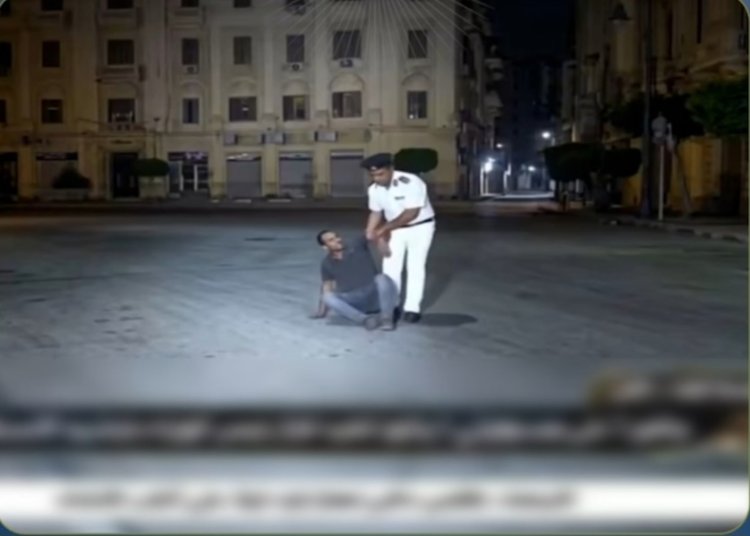 "مفبرك بالذكاء الاصطناعي "...كشف حقيقة فيديو جذب فرد شرطة لمواطن 