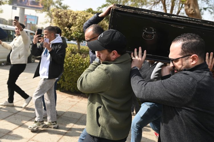بحضور السيناريست خالد جلال والفنان عمرو عبد العزيز..  تشييع جنازة والدة الفنان نضال الشافعي