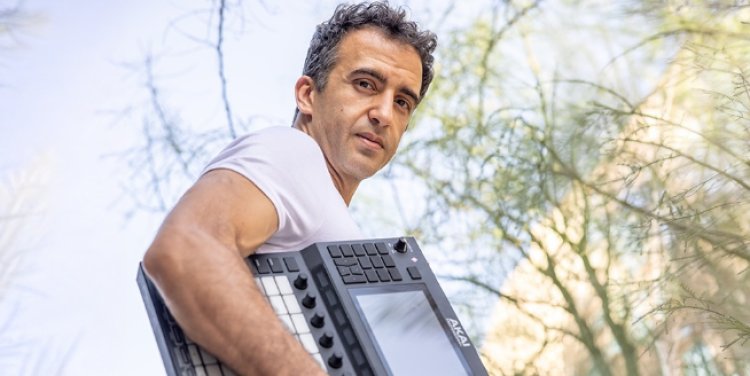 الموسيقار على فتح الله  يبدأ مشروعه الفنى الجديد بـ"مبتكلمش" 