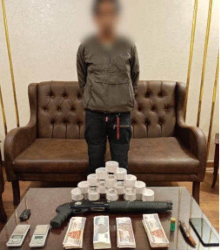 ضبط عاطلين بحوزتهما 15 كيلو حشيش وهيروين وأسلحة نارية وبيضاء في المرج والمقطم