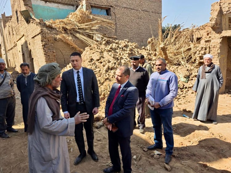 النيابة الإدارية تعاين موقع عقار "دشنا" المنهار بقنا وتأمر بتشكيل لجنة فنية (صور)