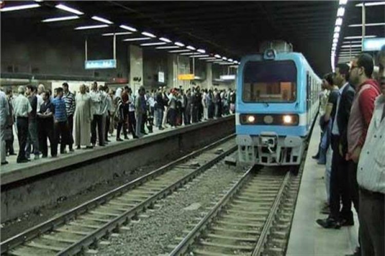 شخص يقفز أمام المترو بمحطة جمال عبدالناصر