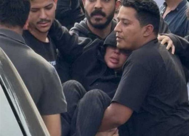بعد عام من وداع نجلها "ضاضا".. شيماء سعيد تفقد وعيها في جنازة زوجها إسماعيل الليثي
