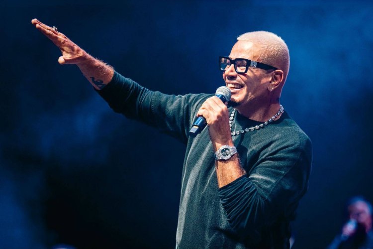 عمرو دياب يمازح إحدى معجباته في حفل الجونة: أنا قد أبوكي.. ودينا الشربيني ترقص مع يسرا