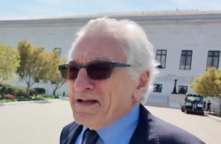 روبرت دي نيرو يرد على اتهامات «الهوس بترامب»