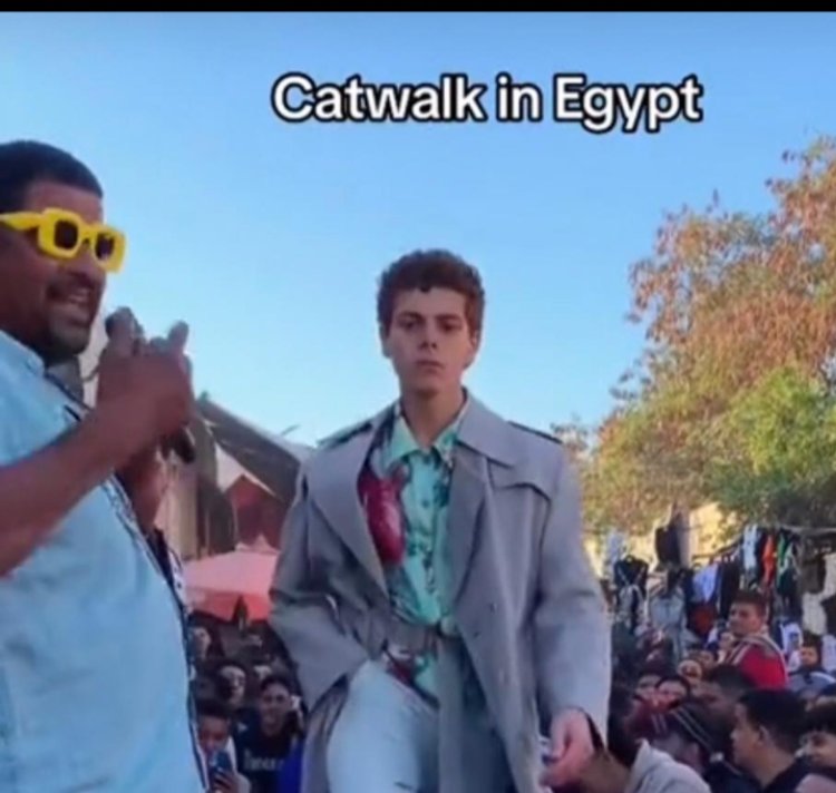 «catwalk egypt».. عرض أزياء الغلابة في سوق الجمعة