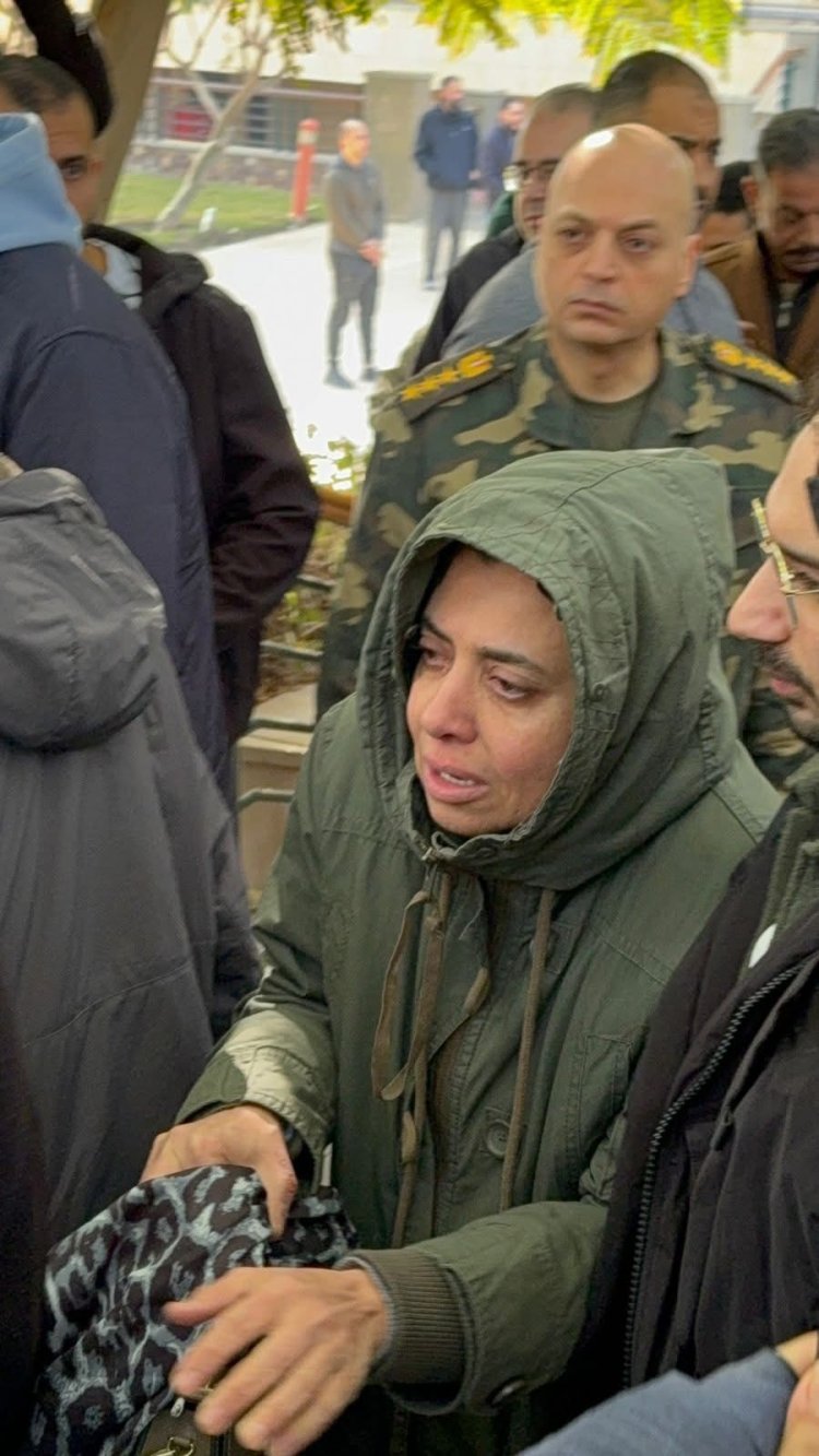 " مش قادرة تمشي"..  لحظات انهيار نشوى مصطفى في جنازة زوجها "صور"