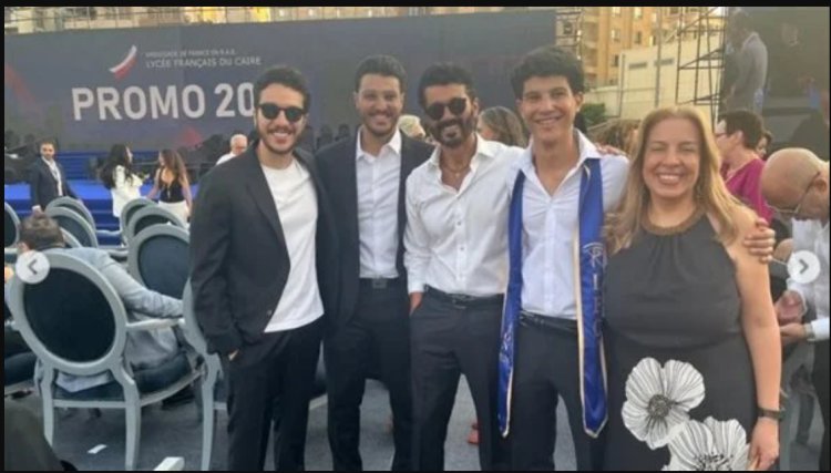 خالد النبوي يحتفل بتخرج نجله زياد بحضور أفراد أسرته