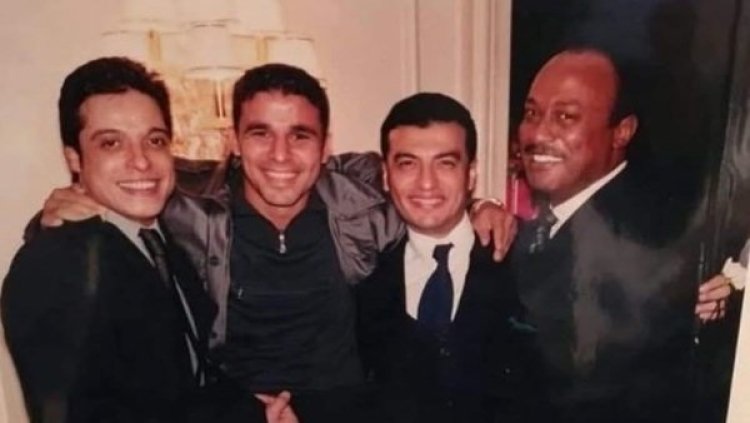 خالد الغندور يستعيد ذكرياته بصورة قديمة.. ويترحم على طلعت زين وعامر منيب