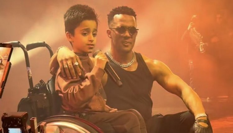 على كرسي متحرك.. طفل عراقي يشارك محمد رمضان الغناء في حفله