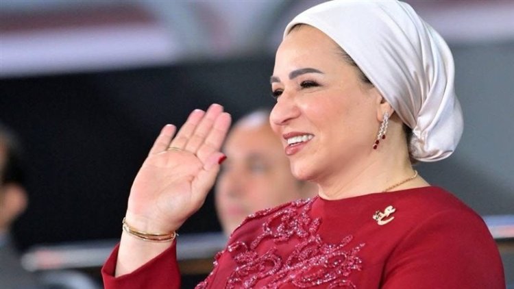 السيدة انتصار قرينة رئيس الجمهورية ترتدي بروش على حرف "ع"