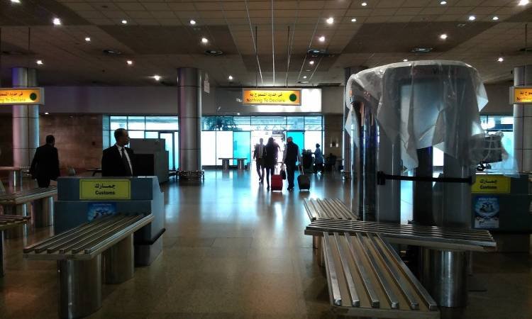 تفاصيل ضبط أستاذة جامعية حاولت تهريب كيلو آيس داخل طرف صناعي بمطار القاهرة