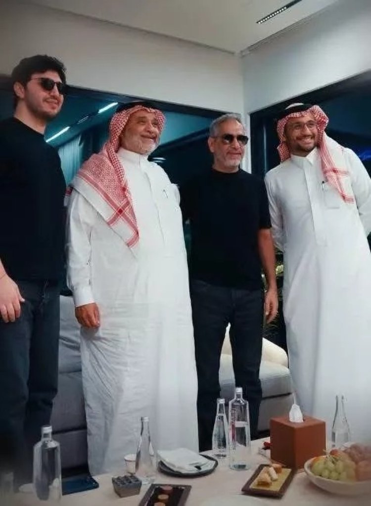 بصحبة نجله.. وصول فضل شاكر إلى الرياض