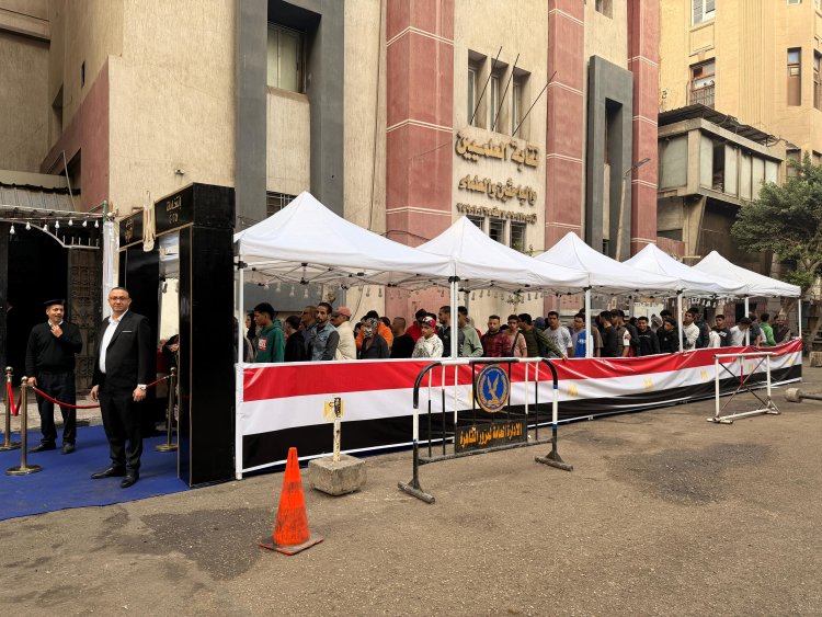 اصطفاف الناخبين أمام اللجان الانتخابية بالقاهرة للإدلاء بأصواتهم في انتخابات النواب