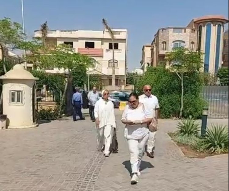 الجميع يرتدي الأبيض تنفيذًا لوصيته.. توافد أصدقاء وأقارب محمد مرزبان لتشييع جثمانه إلى مثواه الأخير