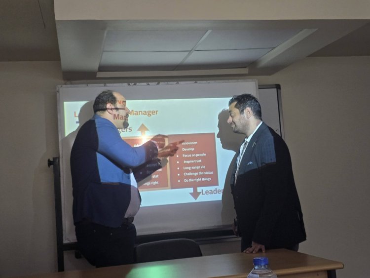 أحمد فلوكس يدرس في أكاديمية بحرية للعلوم والتكنولوجيا