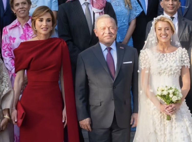 إطلالة مبهرة للملكة رانيا في عقد قران الأميرة سارة بن فيصل