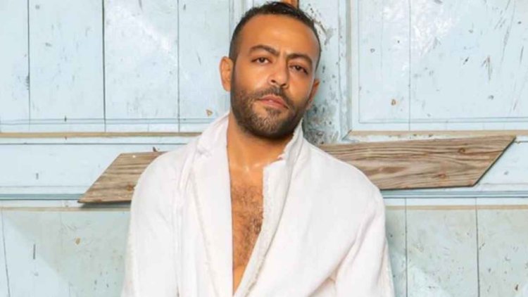 تامر عاشور يستند على العكاز خلال حفله بالكويت