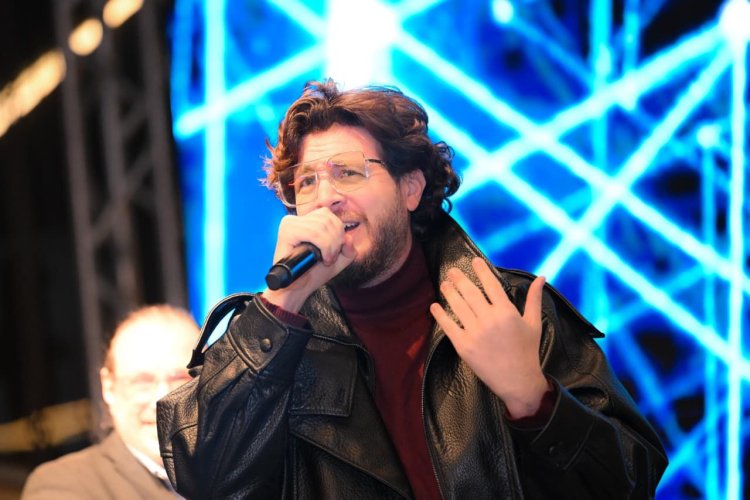 المطرب محمد قماح يمتع جمهور إحدى الخيم الرمضانية بأحدث أغنياته