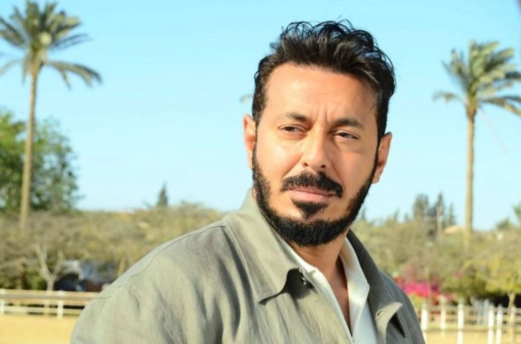 رغم خلافه مع منى زكي.. مصطفى شعبان يواسي أحمد حلمي في وفاة والدته