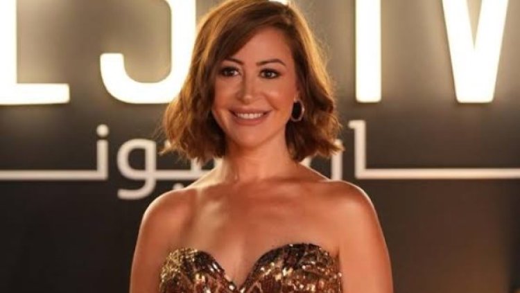 "الحلم اتحقق".. منة شلبي تهدي تكريمها في مهرجان الجونة لوالدتها والراحل رضوان الكاشف