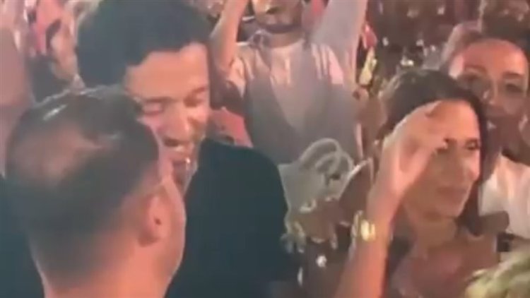 «مع السلامة باي باي».. دينا الشربيني تغني مع روبي في وجود كريم محمود عبد العزيز وزوجته