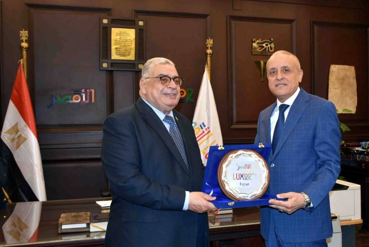 في إطار توجيهات الرئيس السيسي.. افتتاح مأمورية الشهر العقاري بإسنا بعد تطويرها وميكنتها بالكامل لتيسير الخدمات للمواطنين