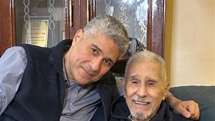 نجل عبد الرحمن أبو زهرة يهدد بمقاضاة الصفحات المفبركة وينفي شائعات عدم قدرة والده على العلاج