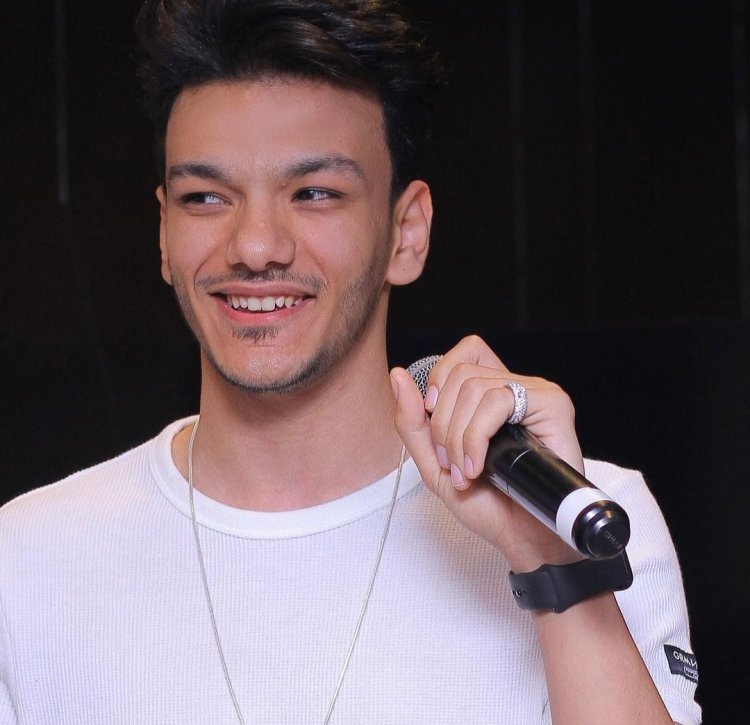 حودة بندق ينتهي من تسجيل «حاجة غلط» الأغنية الدعائية لفيلم «الكلام على إيه»