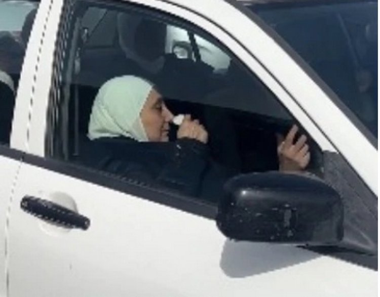 انهيار ابنة الفنانة السورية هدى شعراوي في جنازة والدتها