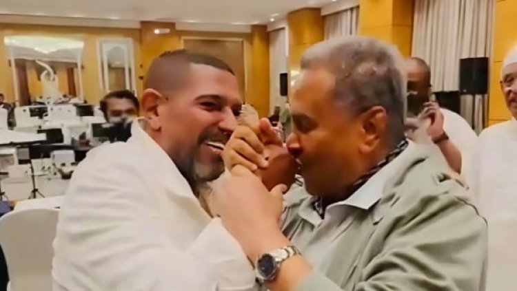 "ونكيد العوازل بقى": هاني فرحات ومحمد عبده يتبادلان تقبيل الأيادي