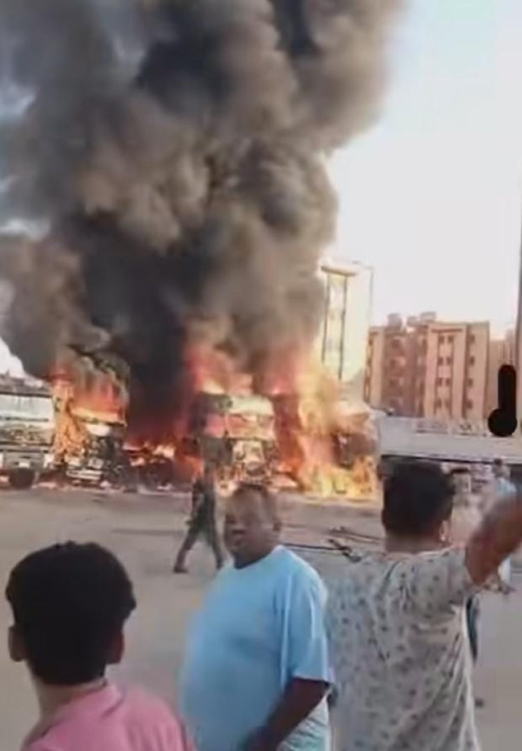اندلاع حريق في 4 سيارات نقل بجراج خلف مستشفى القرين بالشرقية