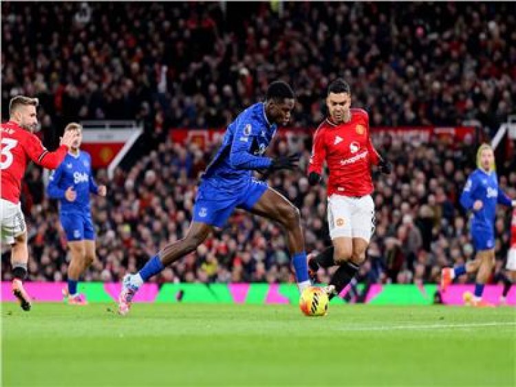 بعشرة لاعبين.. إيفرتون يفوز على مانشستر يونايتد في الدوري الإنجليزي