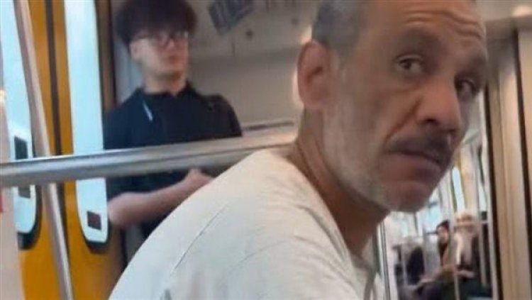 جدل جديد في المترو.. مشاجرة بين رجل مسن وفتاة بسبب طريقة الجلوس