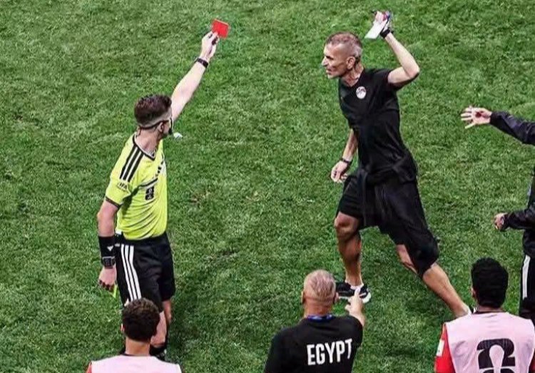 بسبب طرده أمام الأرجنتين.. فيفا يوقف سعفان الصغير مباراتين ويغرمه 50 ألف دولار