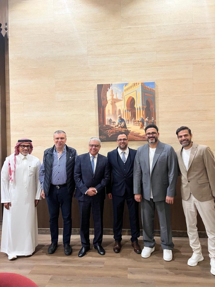 إيهاب أبو سريع سفير مصر في المملكة السعودية وحرمه والوزير المفوض ضياء حماد في عرض مسرحيه "ألف تيتة وتيتة" بجده