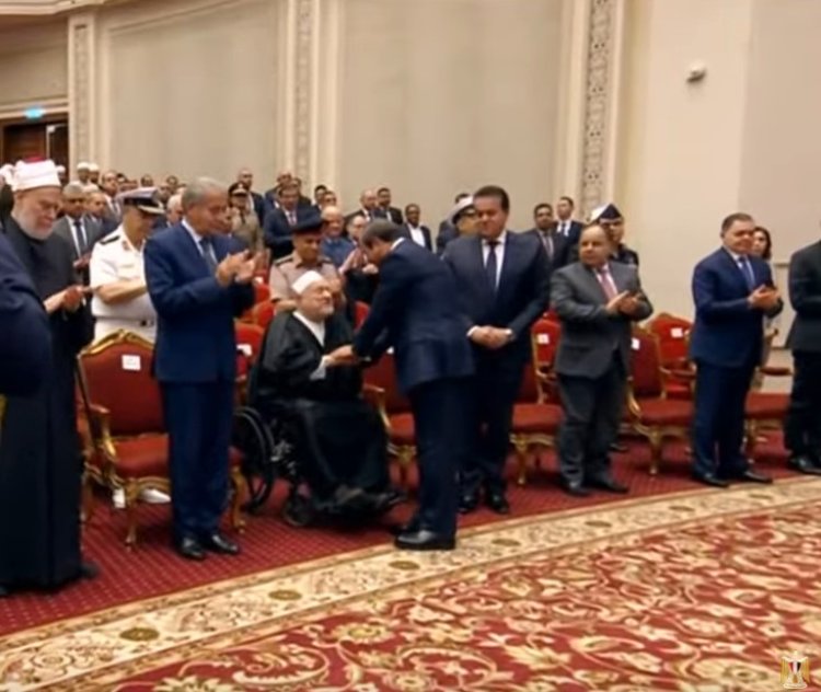 الرئيس السيسي يصافح الدكتور أحمد عمر هاشم