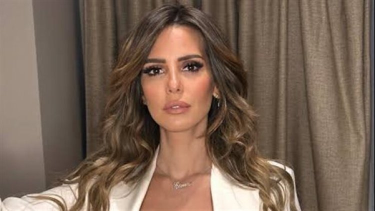 "سلامي لبابا".. الفنانة إيمان العاصي تعلن وفاة عمها