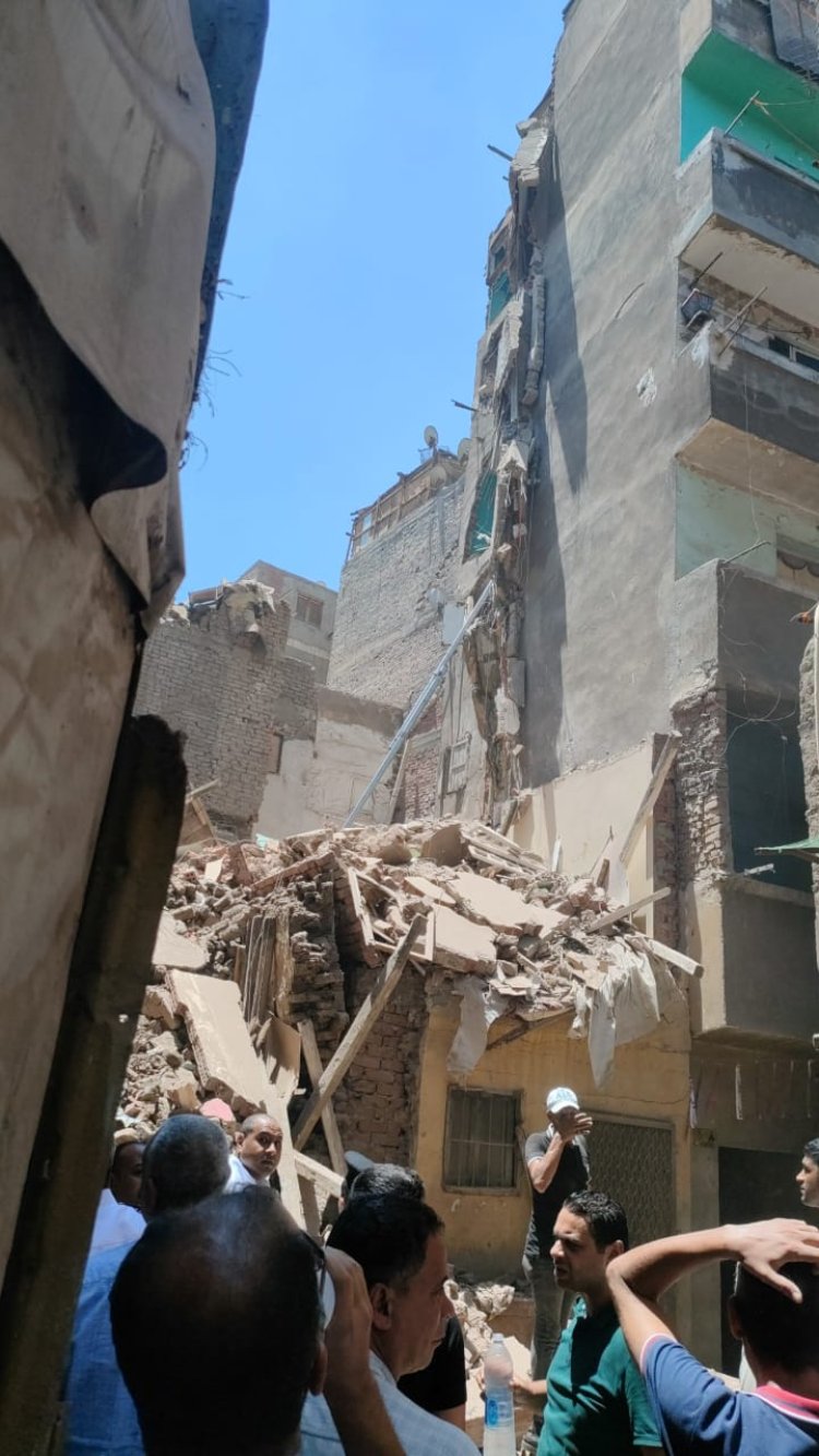 انهيار عقار مكون من 3 طوابق بمنطقة الساحل وانتشال مصابين 
