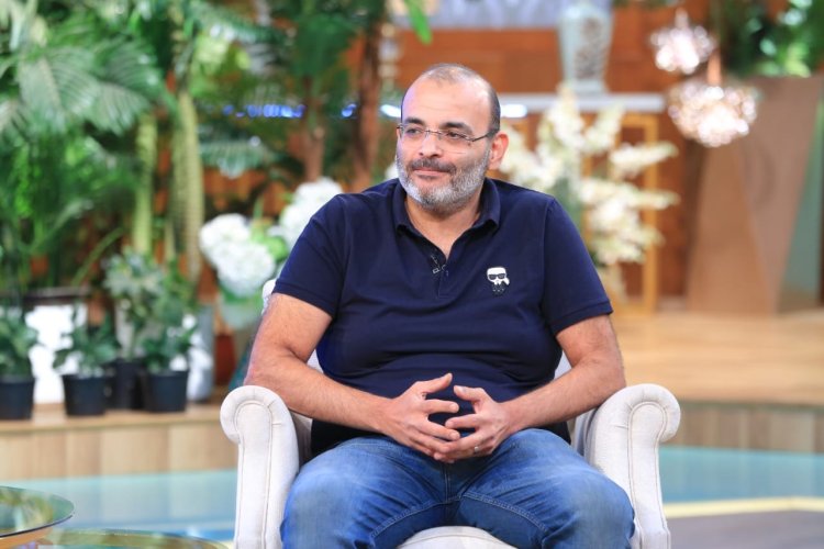 أيمن بهجت قمر يوضح سبب غيابه عن تكريم والده.. وابنه أدهم يستلم الجائزة بدلاً منه