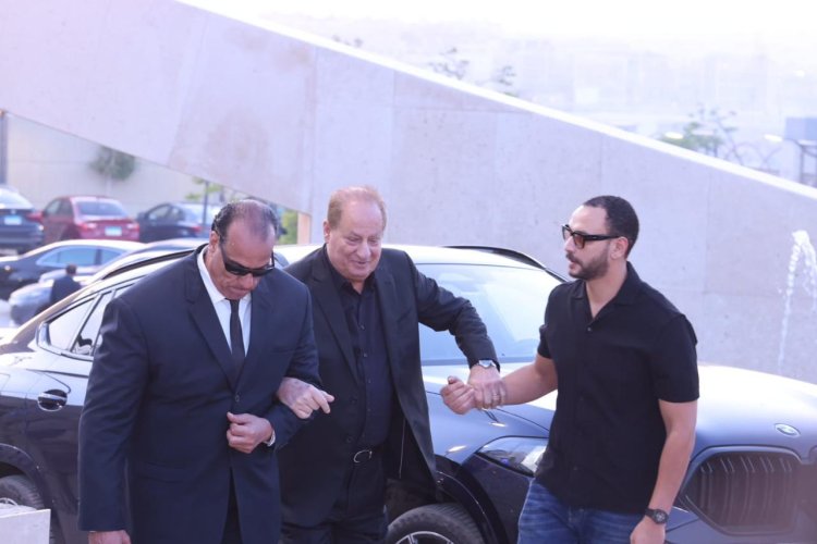 أبرزهم هيفاء وهبي وهاني مهنا.. نجوم الفن والمشاهير في عزاء هاني شاكر
