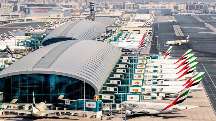 خاص لـ العاصمة: زوجة رجل الأعمال الموقوف في مطار دبي تجري اتصالات لحل الأزمة وتنازل المذيعة عن البلاغ