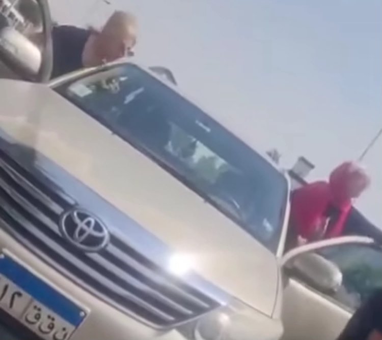 فادية عبد الغني تنفعل على سائق سيارة وتوجه له الشتائم:  "هسجنك يا كلب"