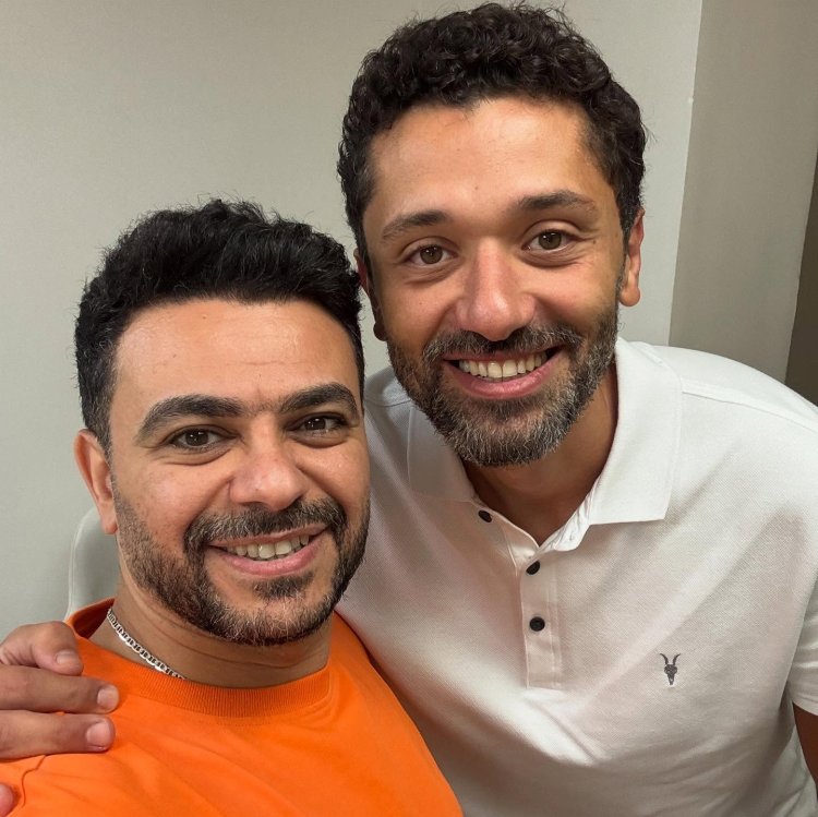 كريم محمود عبد العزيز يفاجئ كريم الحسيني بزيارة بعد جراحة زوجته
