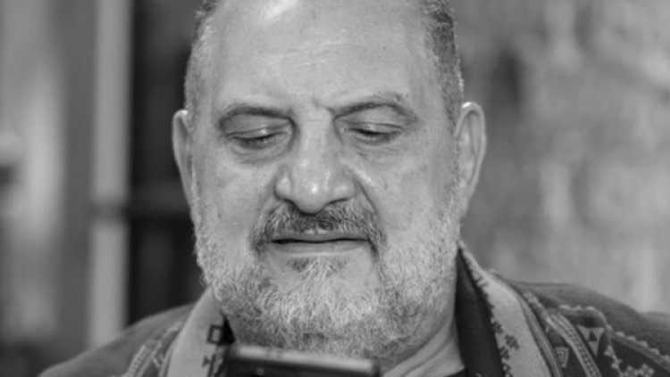 خالد الصاوي ينهار باكيًا ويستعيد ذكرياته مع الراحل طارق عبد العزيز